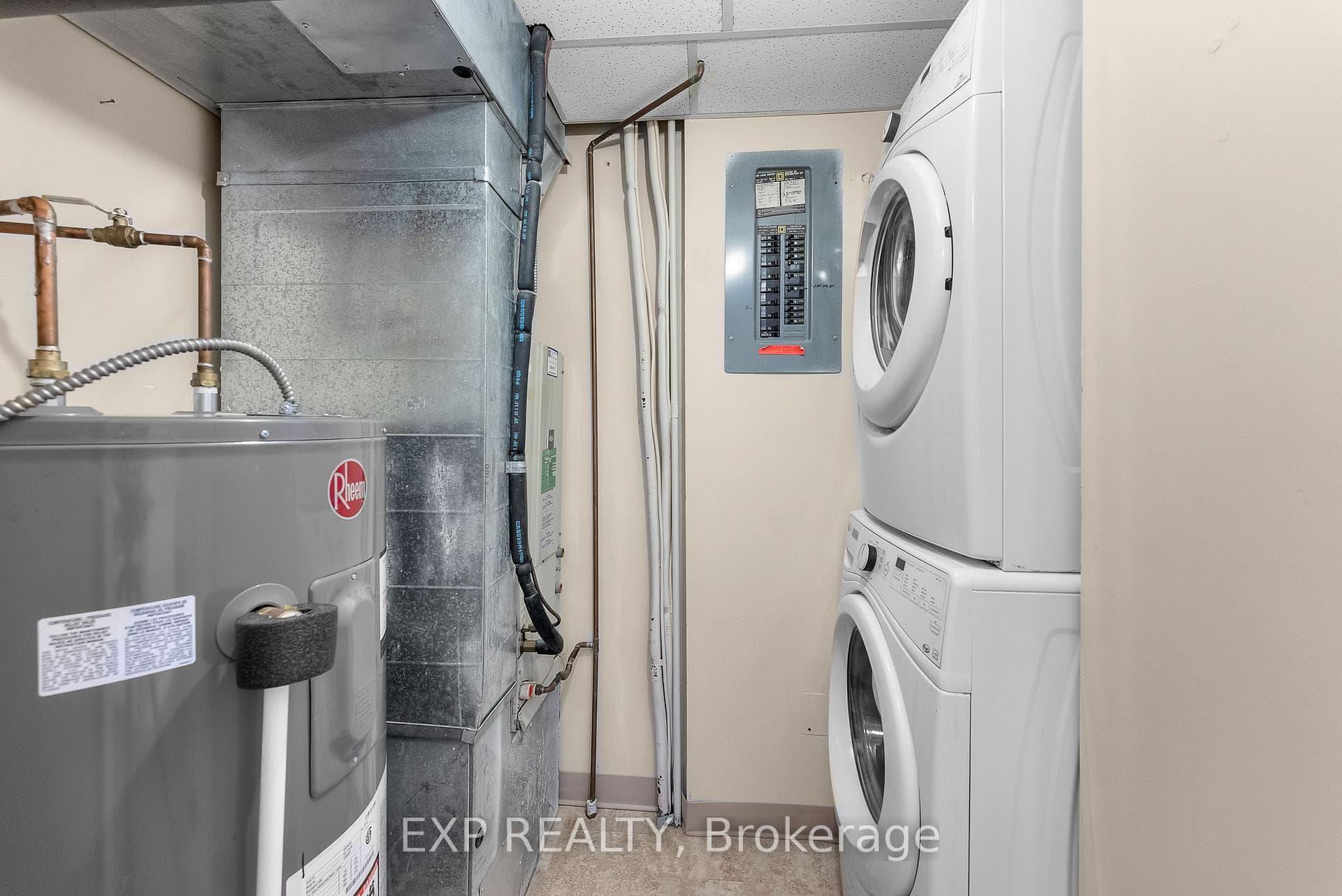 1061 VANSICKLE Road Unit 306B photo 24