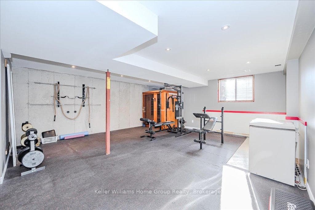 202 Couling Crescent photo 33