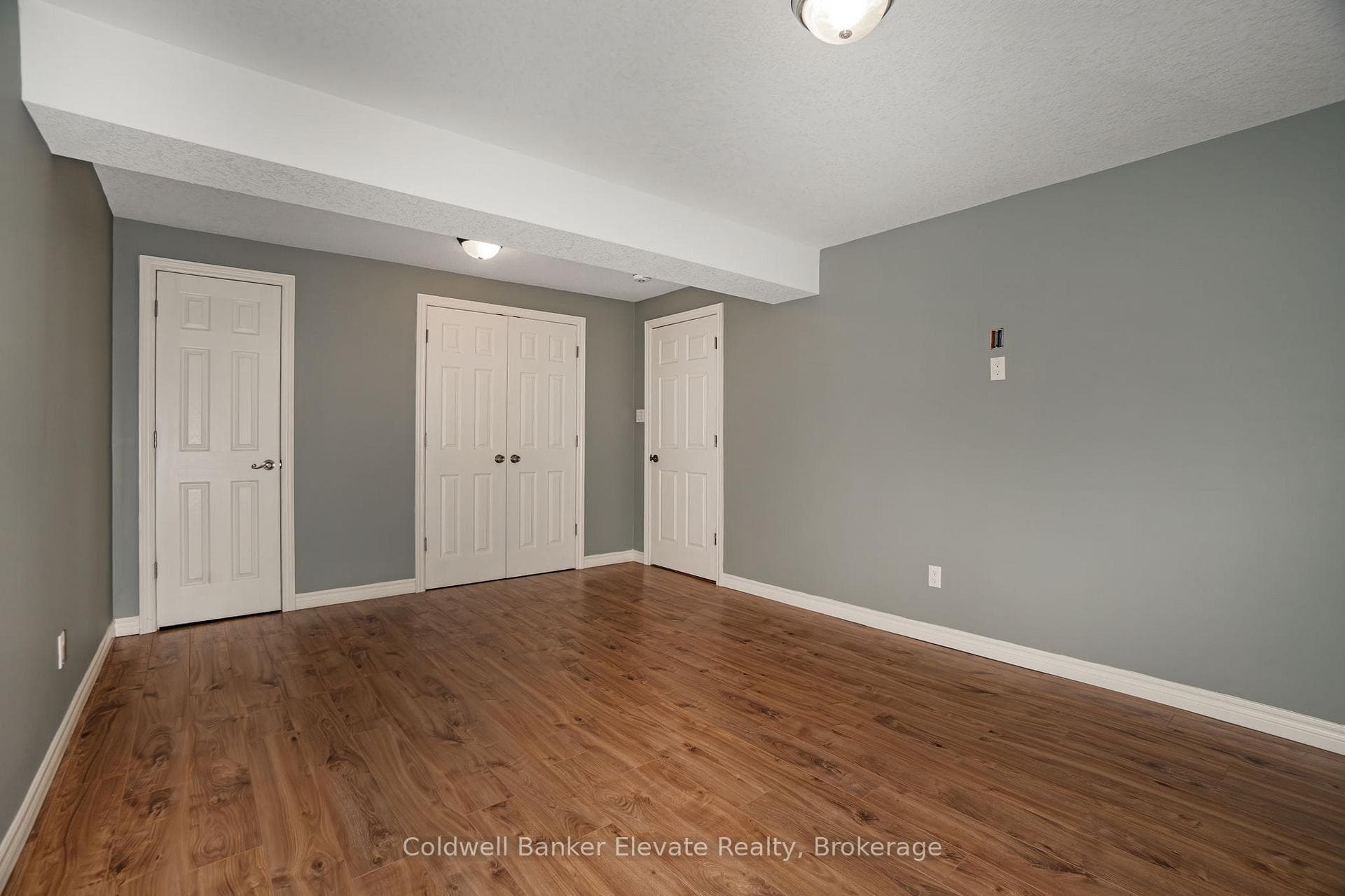 2705 KINGSWAY Drive Unit 17 photo 33