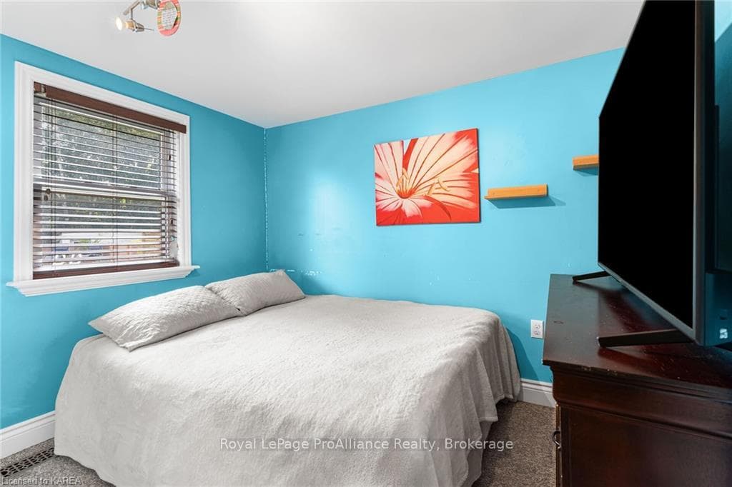 6083 BANK Street photo 22