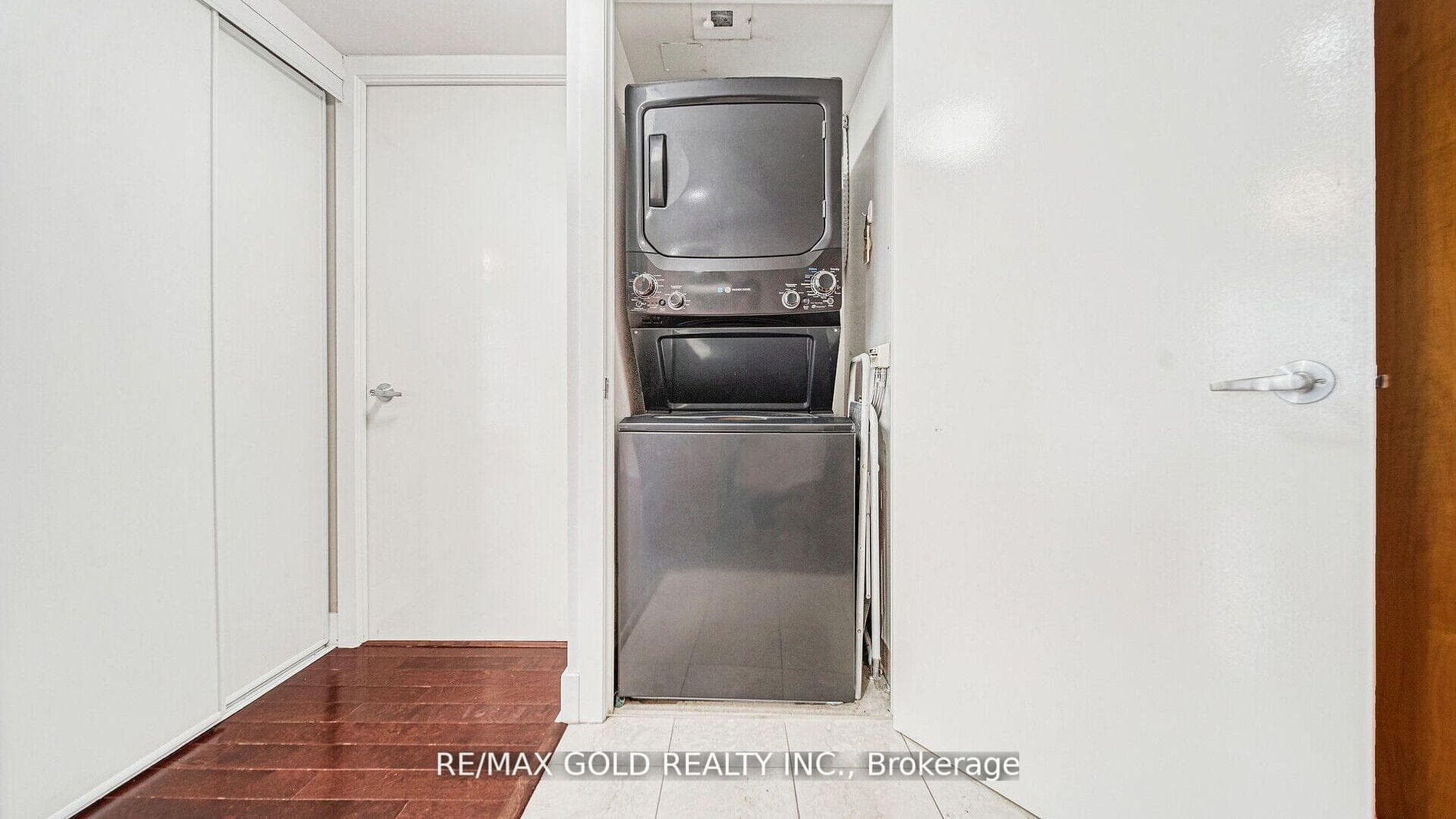 550 Queens Quay Unit 509 photo 12