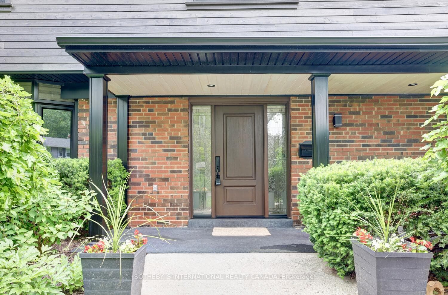 1456 Rogerswood Court photo 3