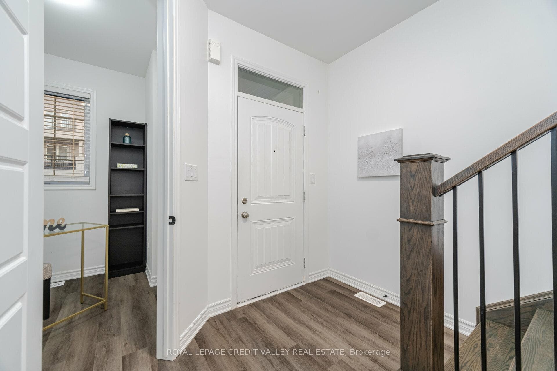 1574 Moira Crescent photo 3