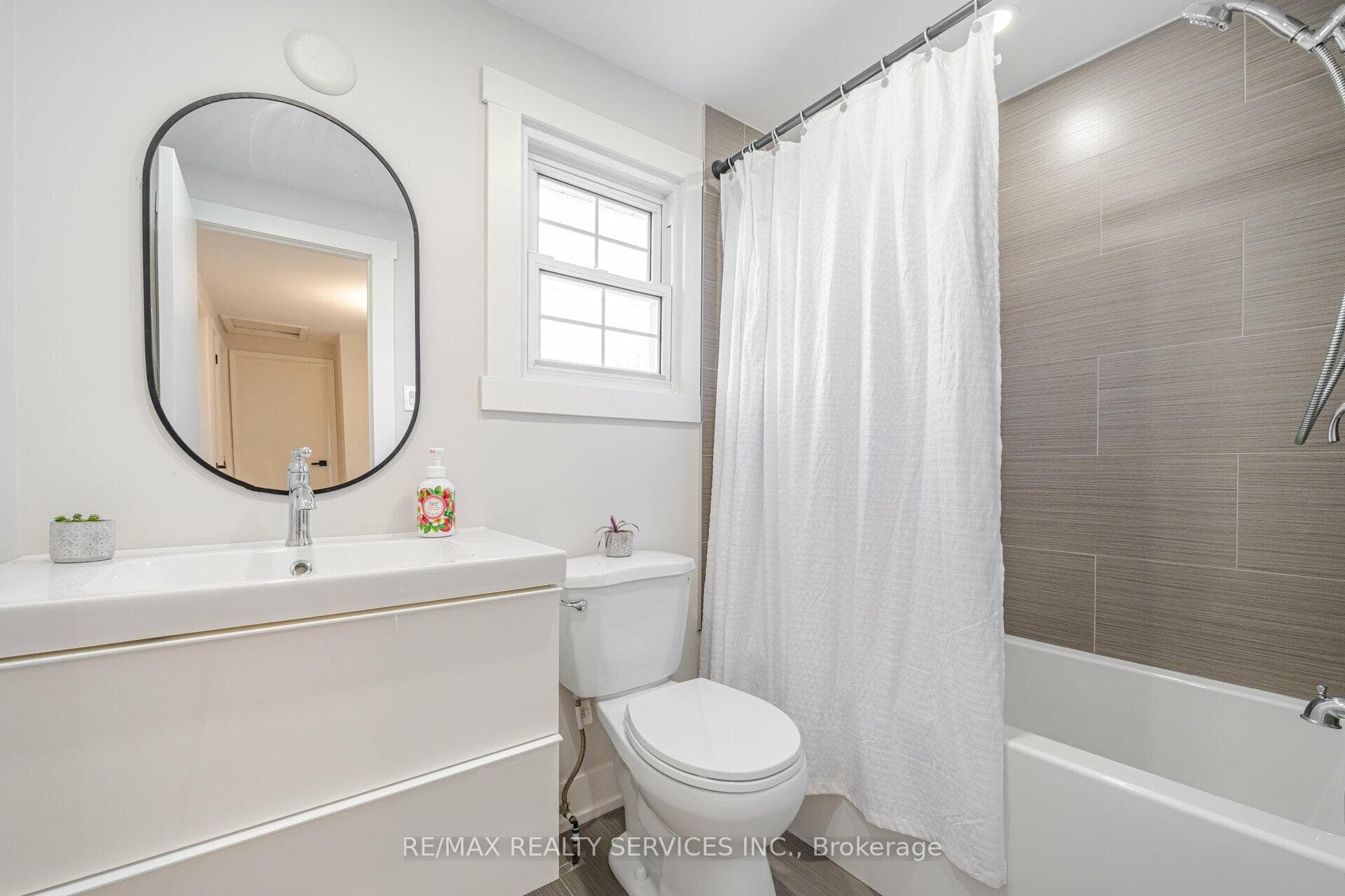 21 Courtleigh Square photo 27