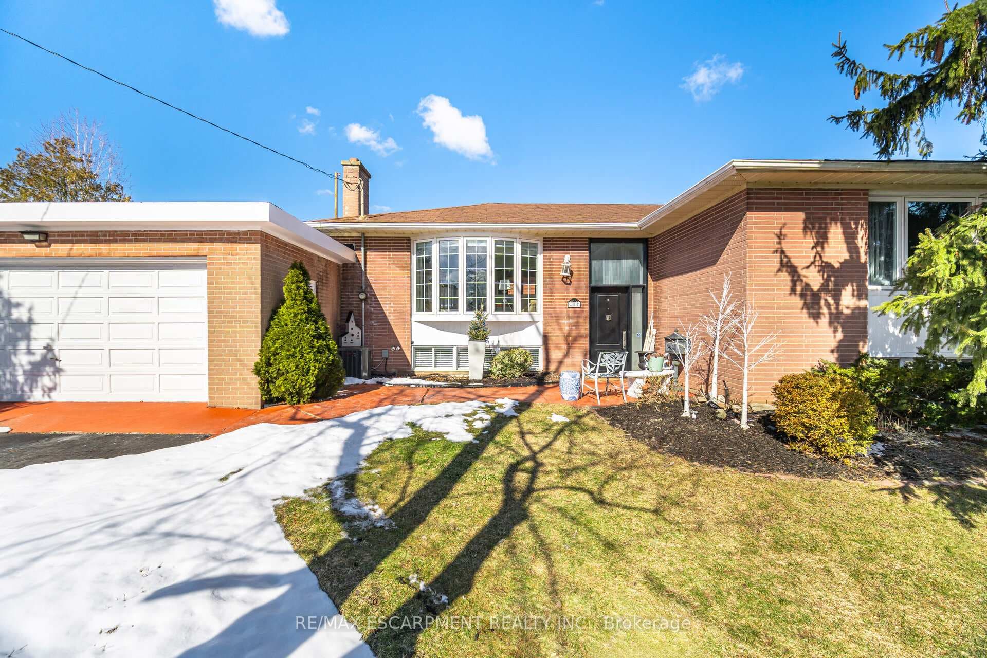 487 Wellington Crescent photo 3