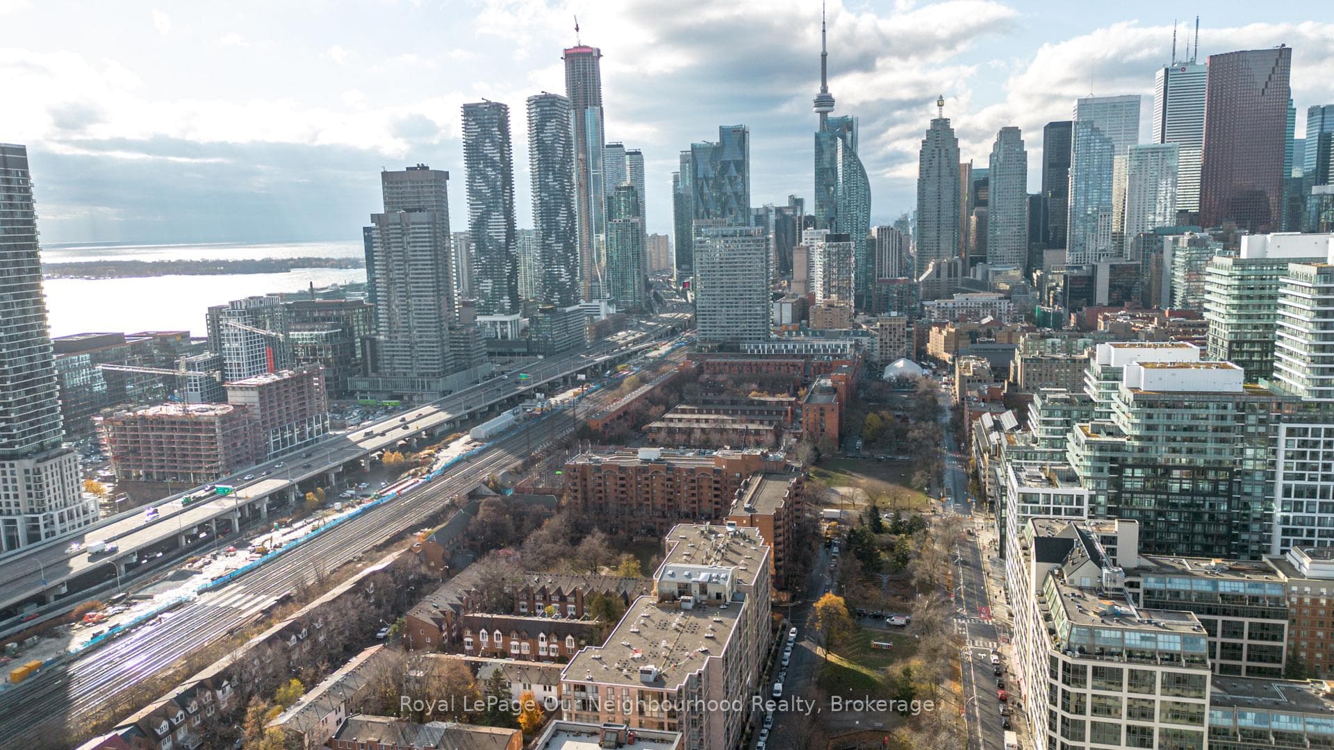 Minutes to the lake, Gardiner, DVP & Downtown Core