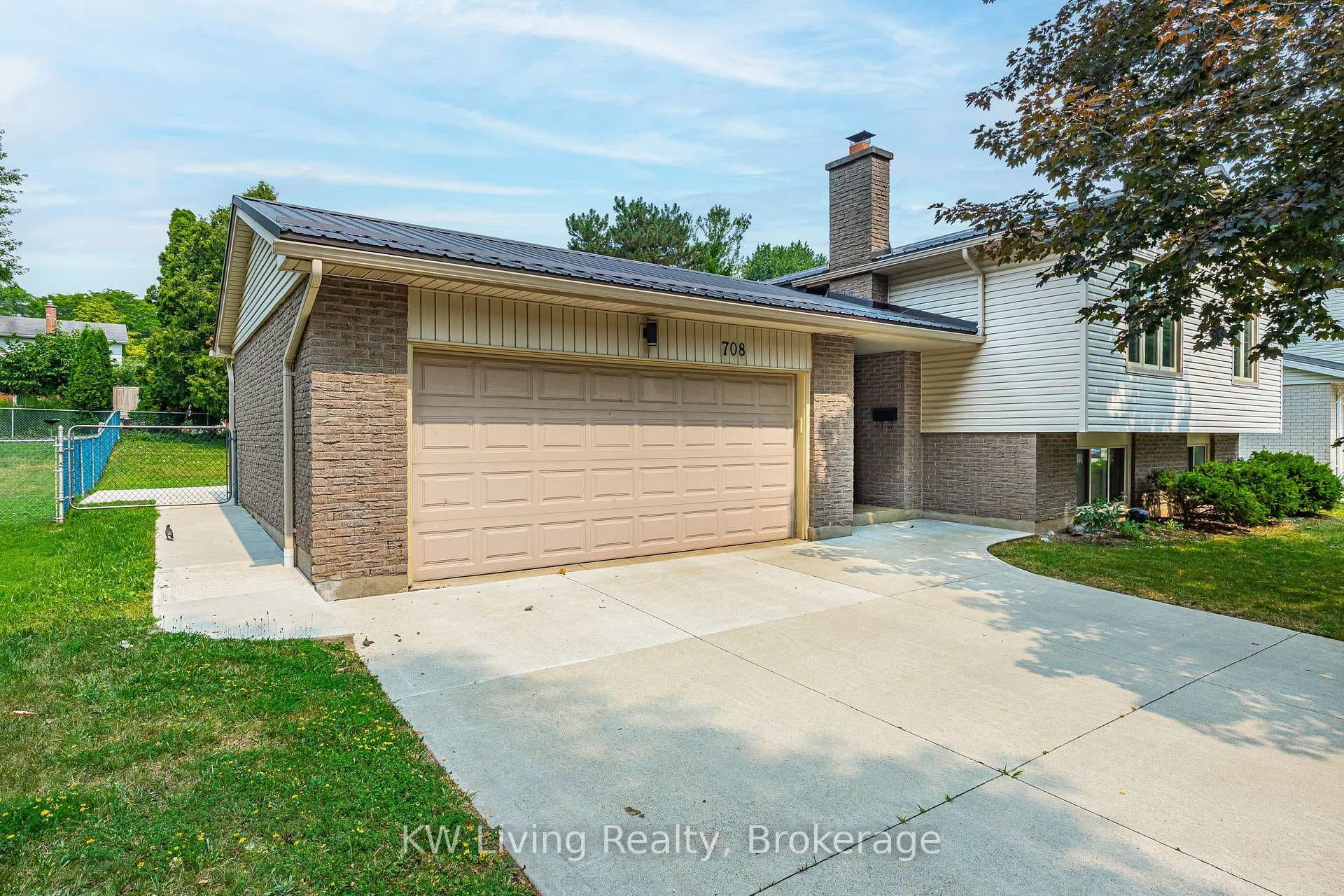 708 VILLAGE GREEN Avenue photo 6