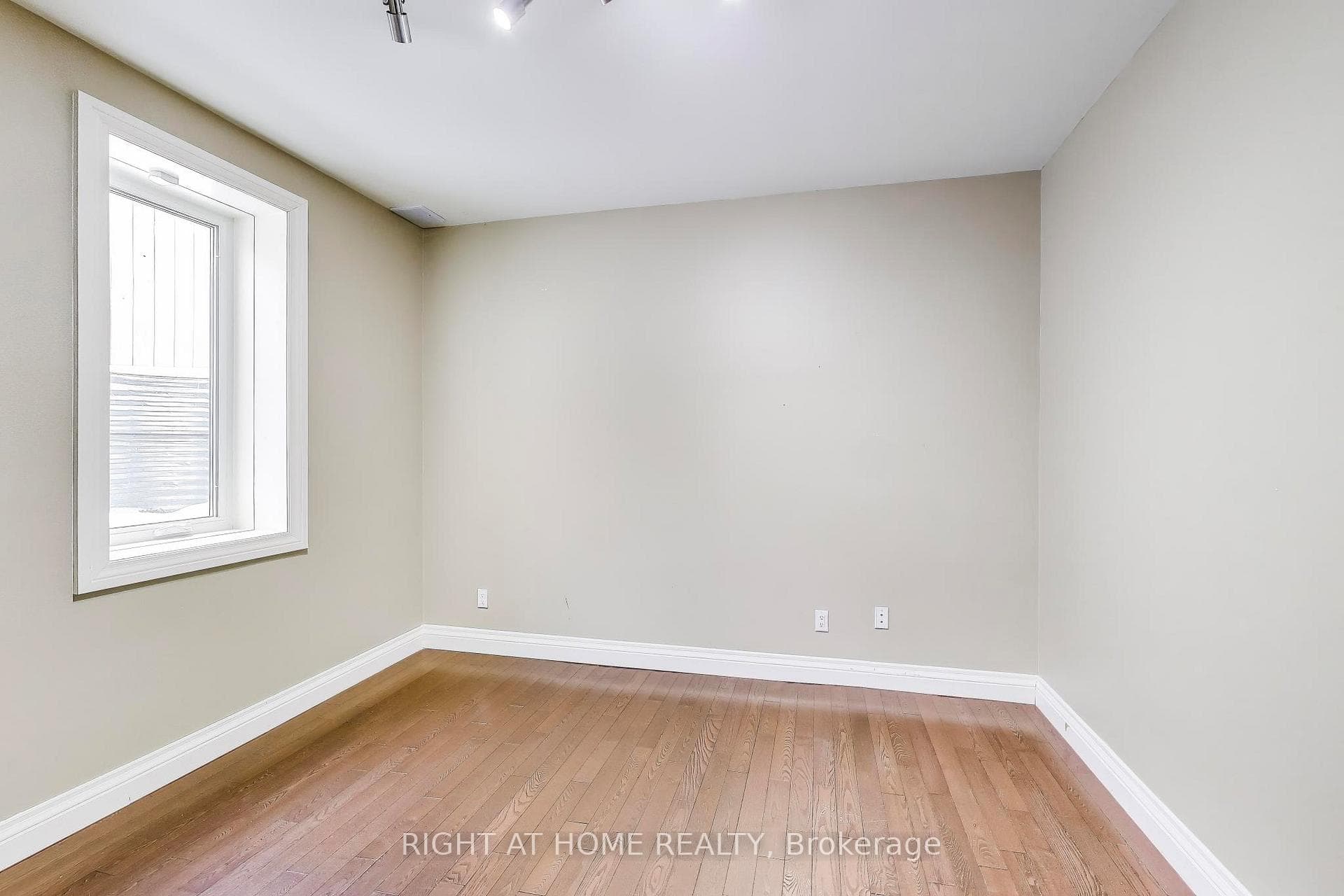 1090 Westmount Avenue photo 43