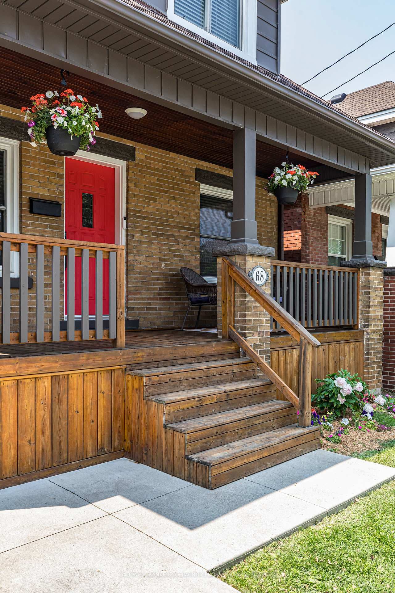 68 Graham Avenue photo 2