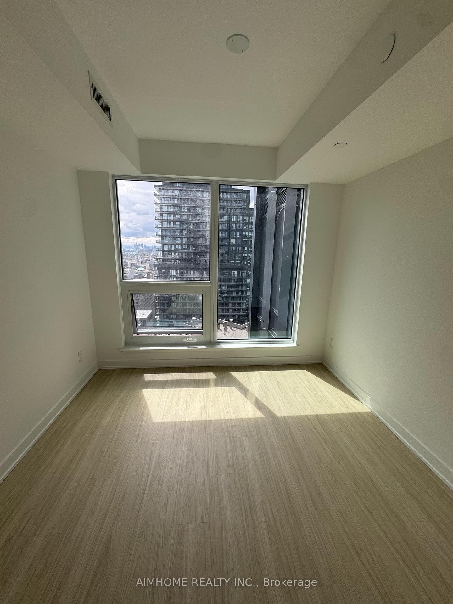 8 wellesley Street Unit 4002 photo 3