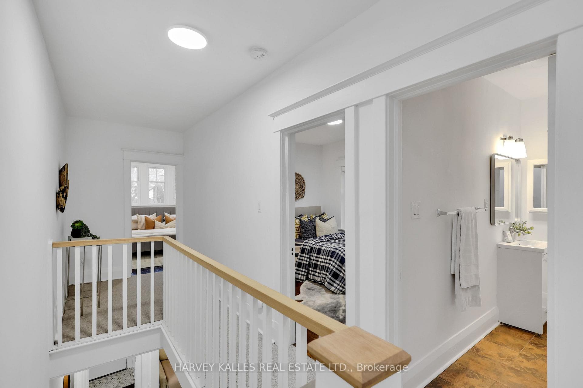 318 Forman Avenue photo 30