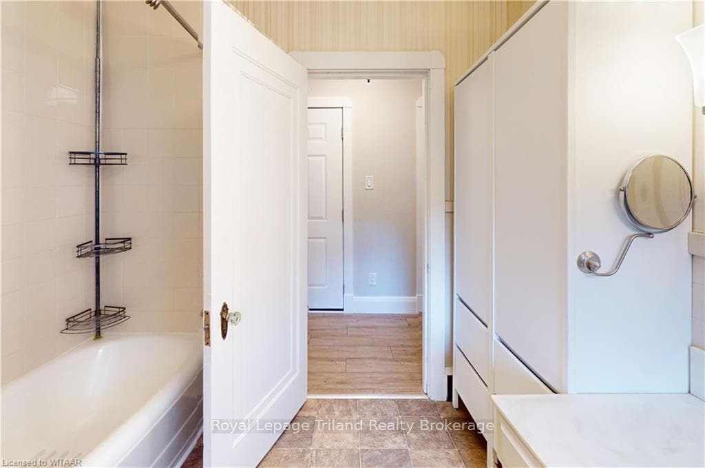 145 VANSITTART Avenue Unit 2 photo 9