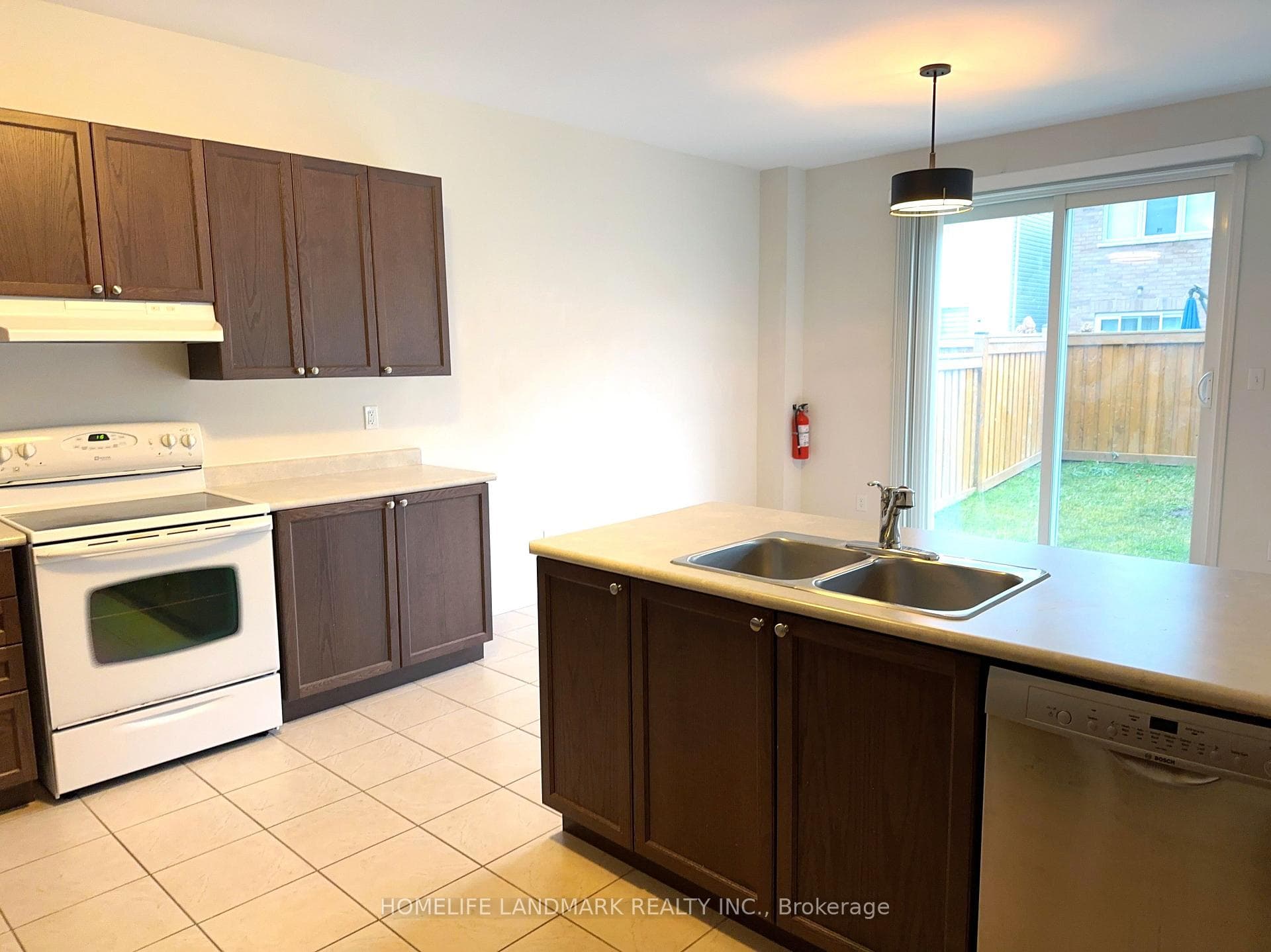 2356 Equestrian Crescent photo 6