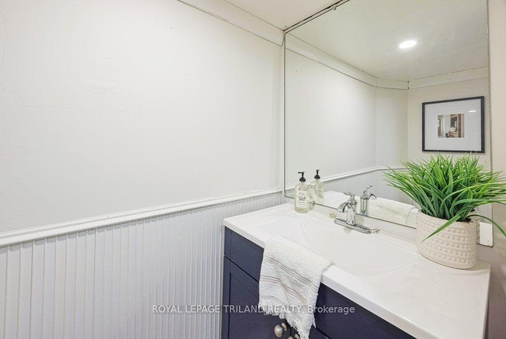 818 Talbot Street photo 32