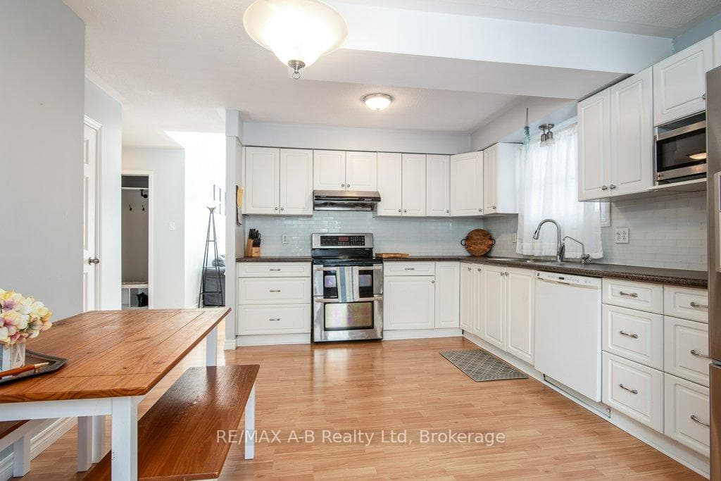 1047 Devonshire Avenue photo 3