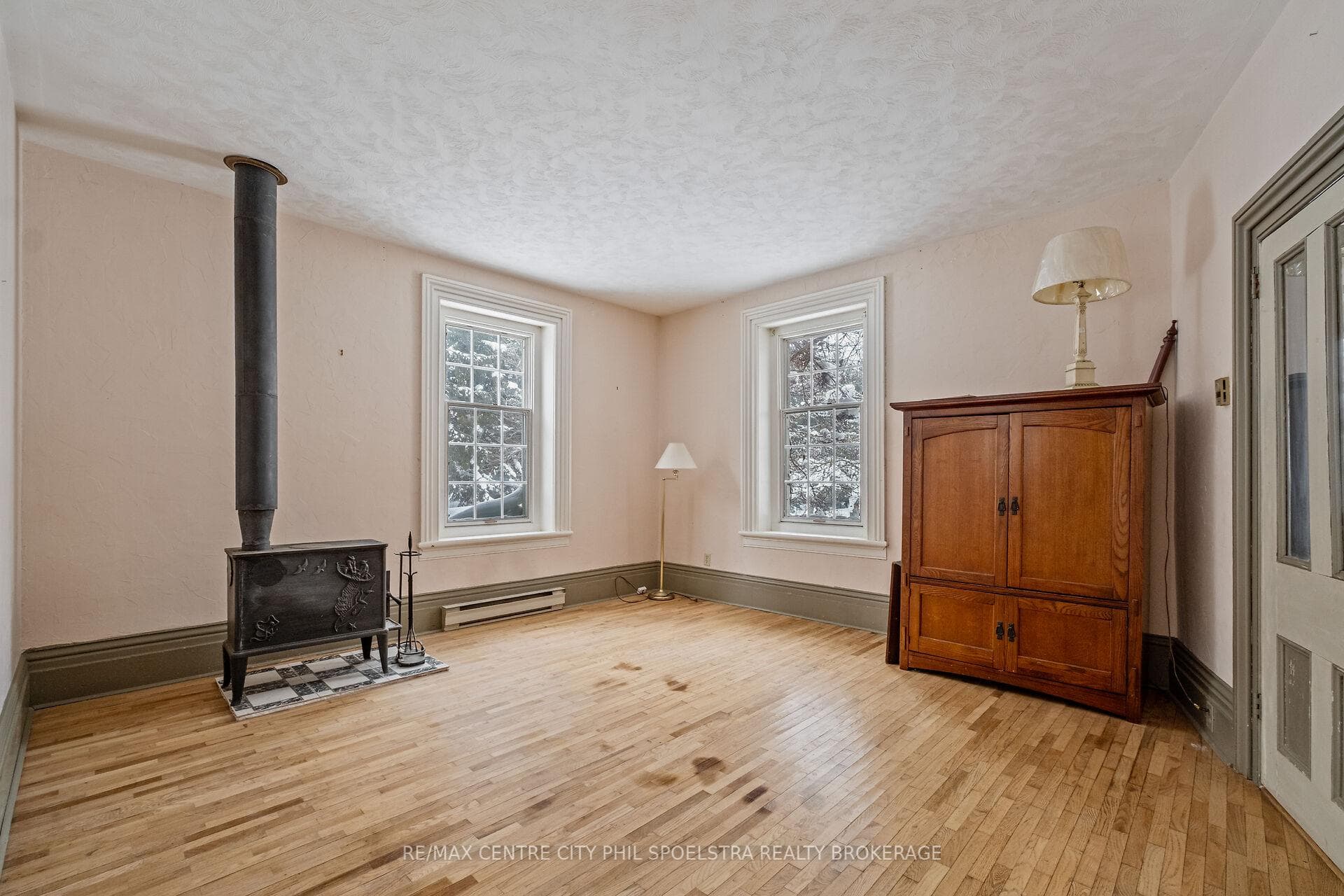 8548 Wellington Road photo 27