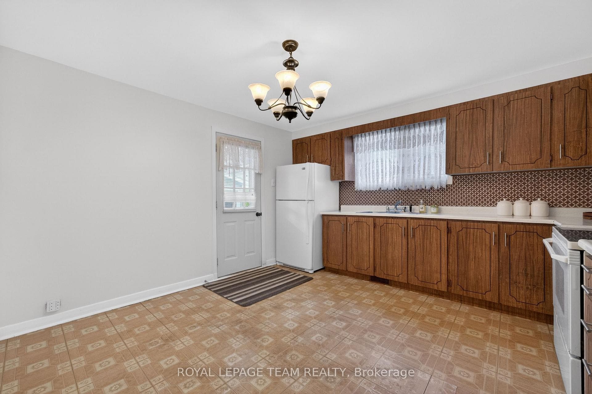 274 Breezehill Avenue photo 12