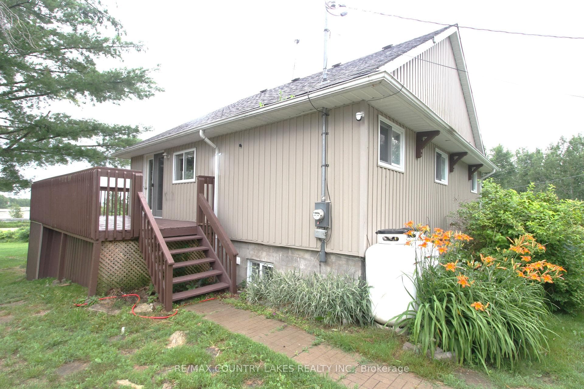 16 Hummingbird Lane photo 4
