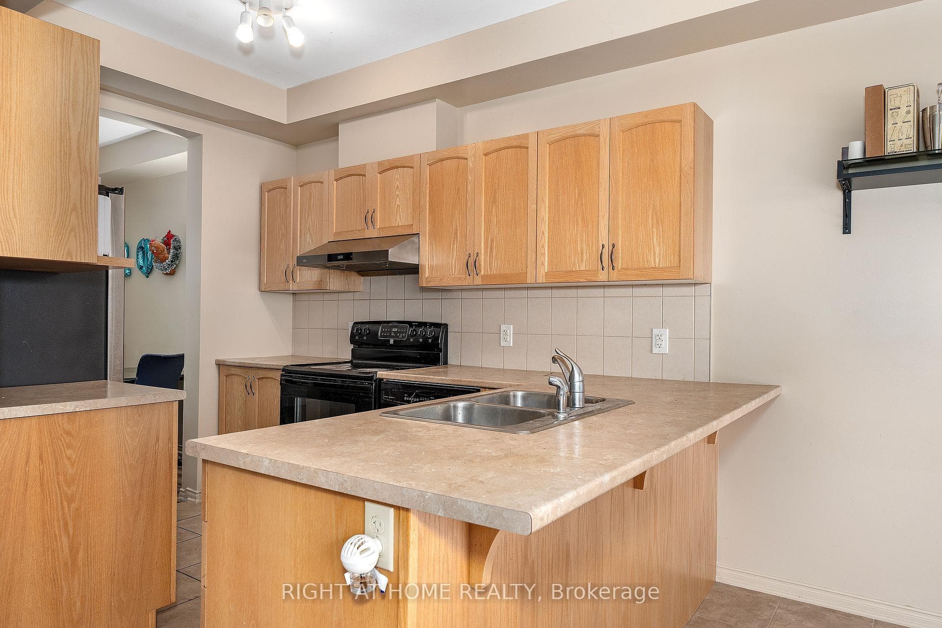 549 Ashbourne Crescent photo 10