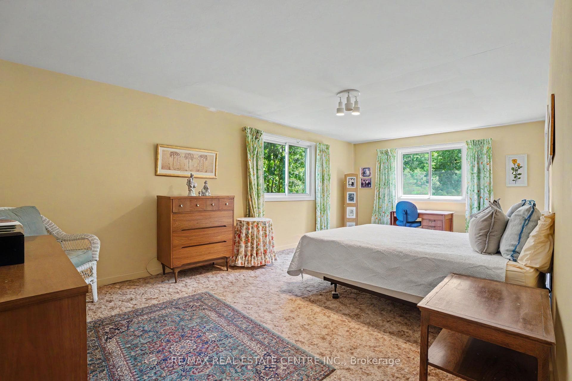 2068 Wellington Avenue photo 24