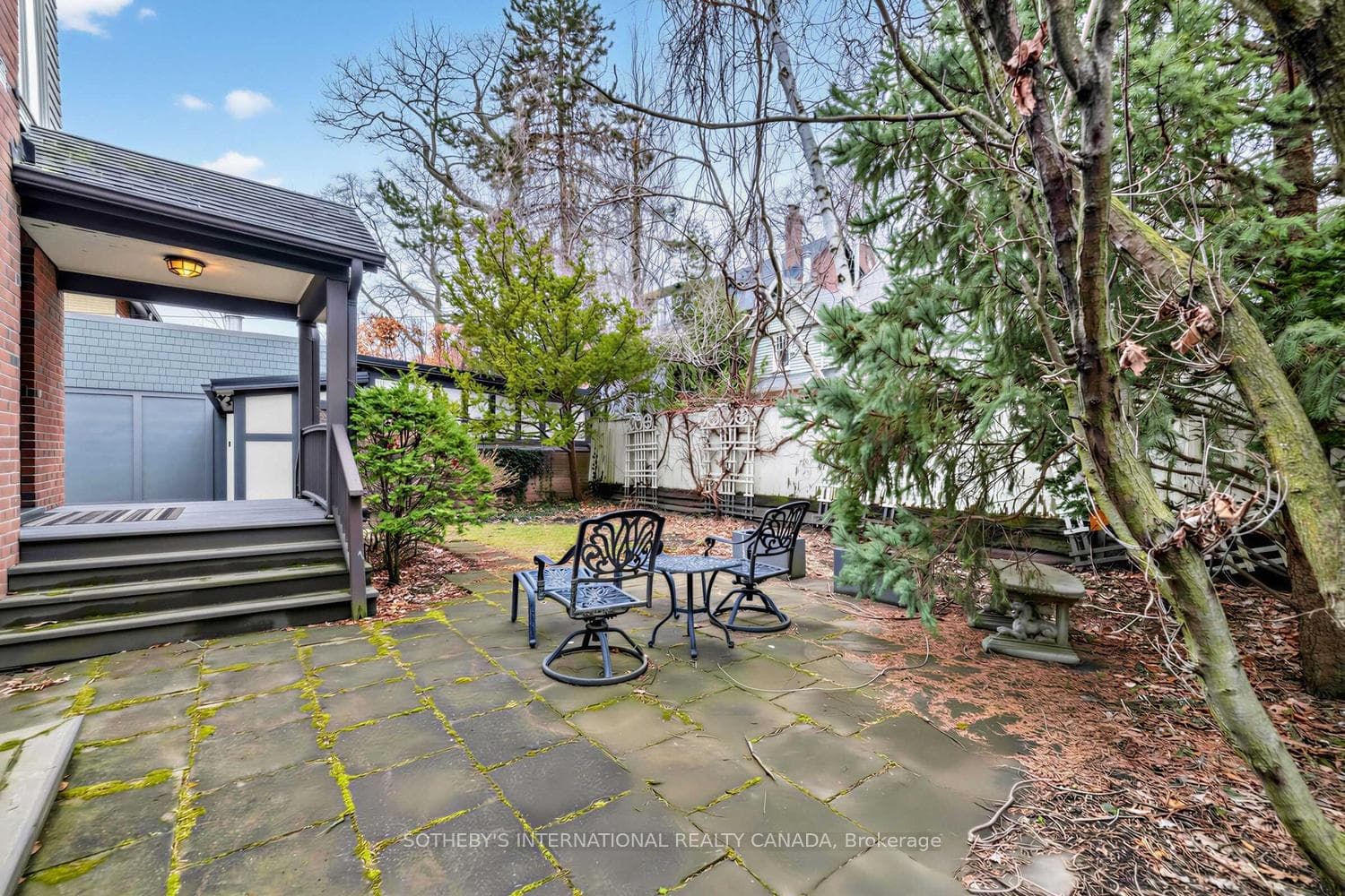 136 Roxborough Drive photo 31