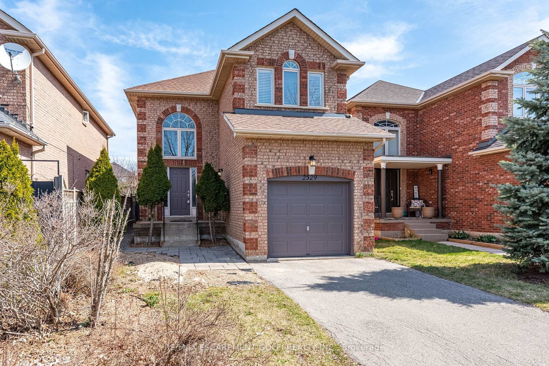 2529 Longridge Crescent photo 2