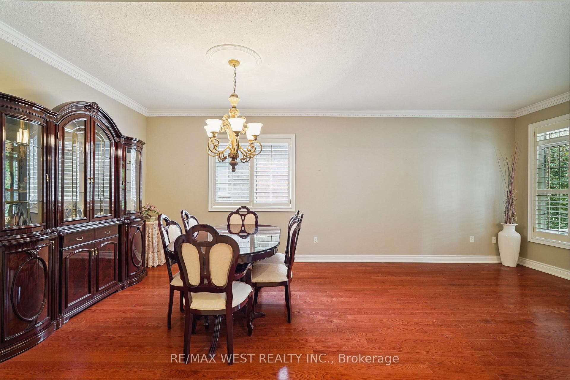 133 Cupola Crescent photo 3