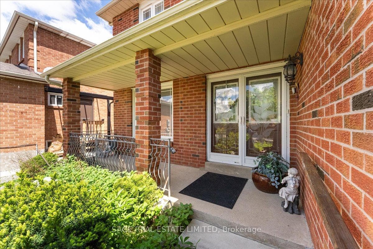 116 Butterfield Crescent photo 3