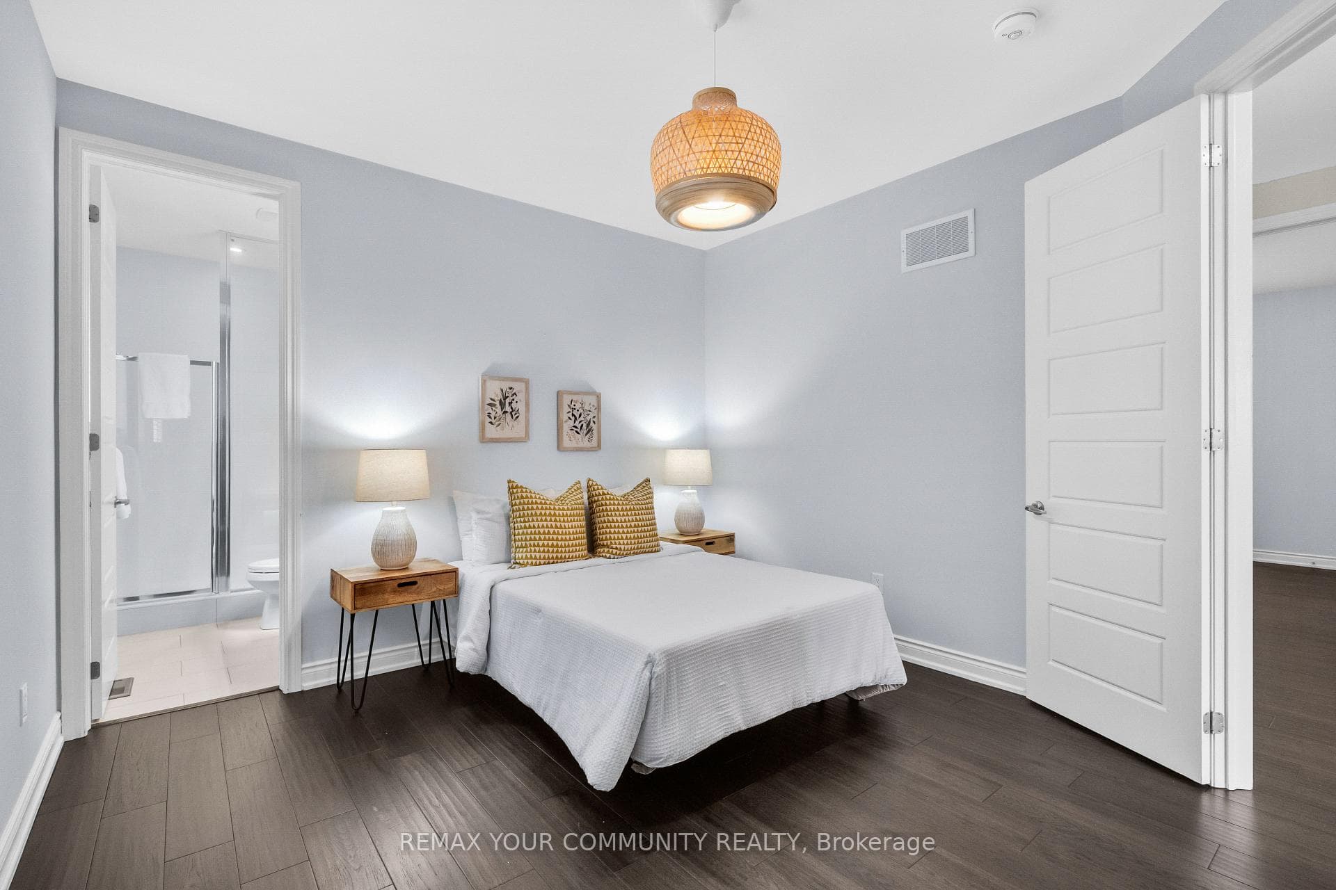 8 King Boulevard photo 37