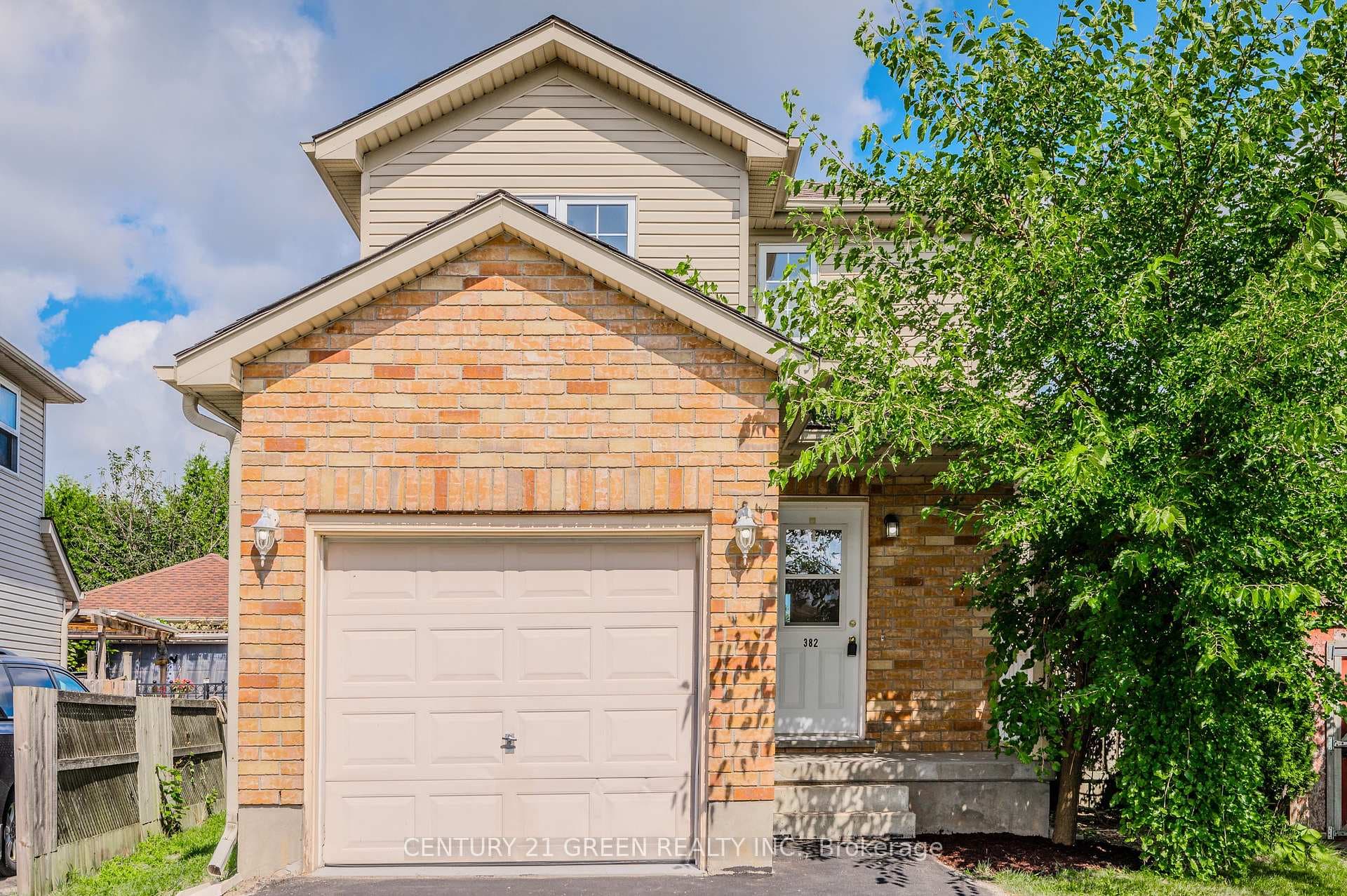 382 Wake Robin Crescent photo 1