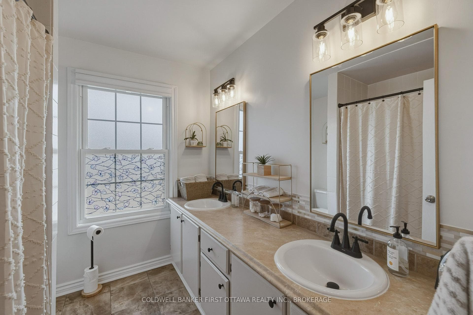 695 Laidlaw Crescent photo 27