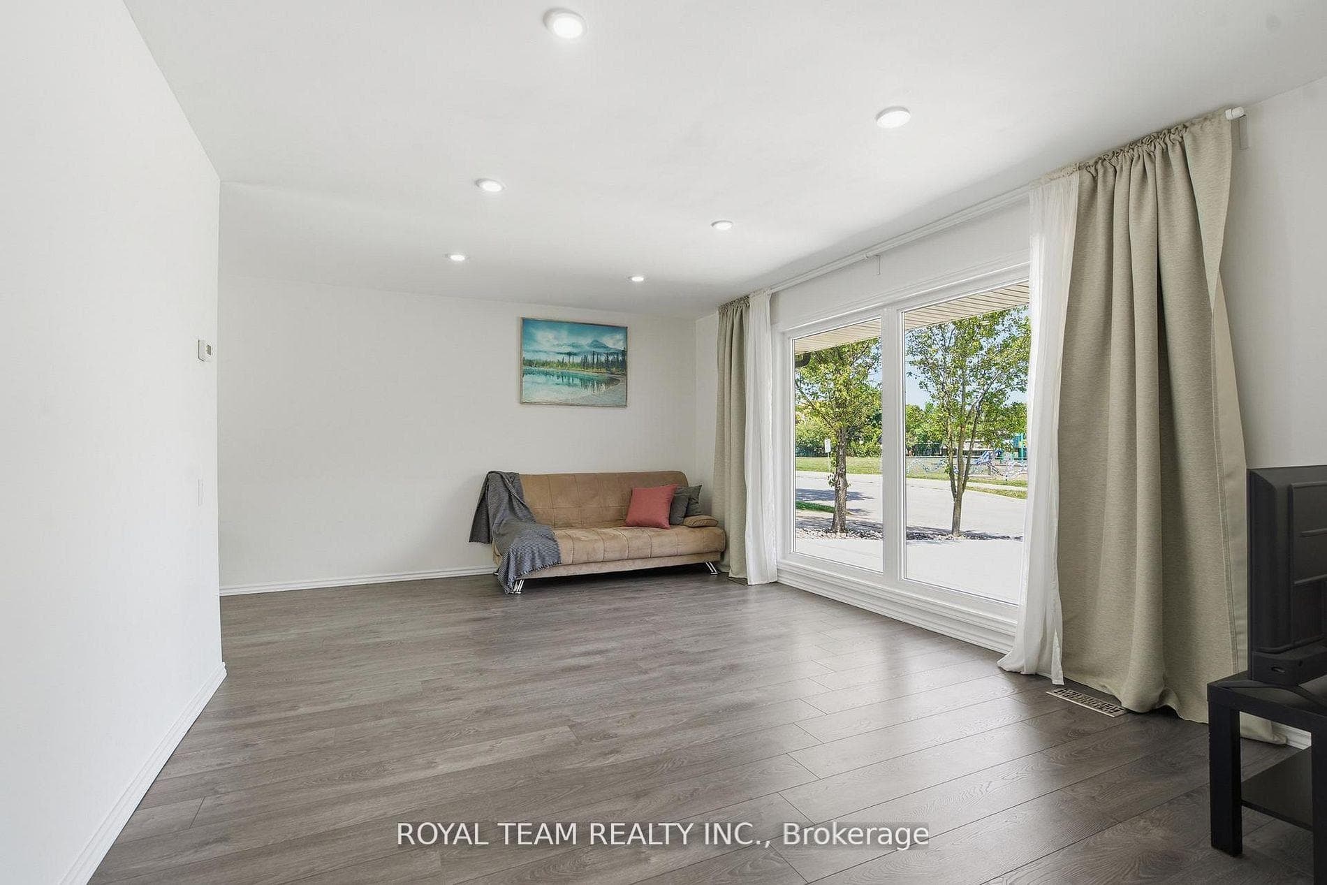 653 Steeplechase Drive photo 10