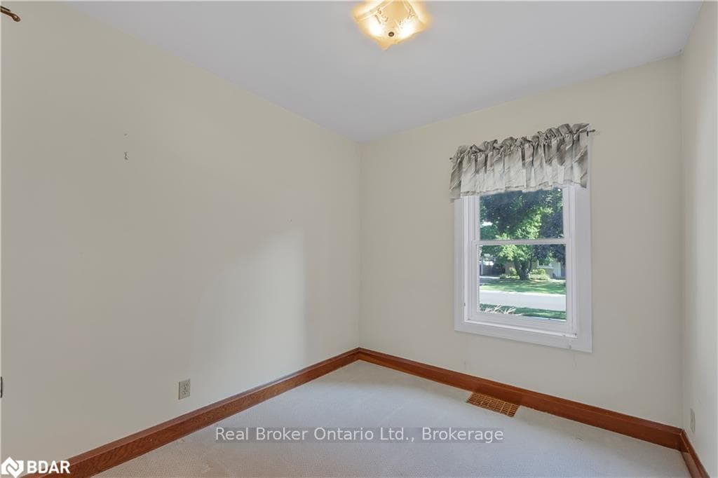 32 BORLAND Street photo 9