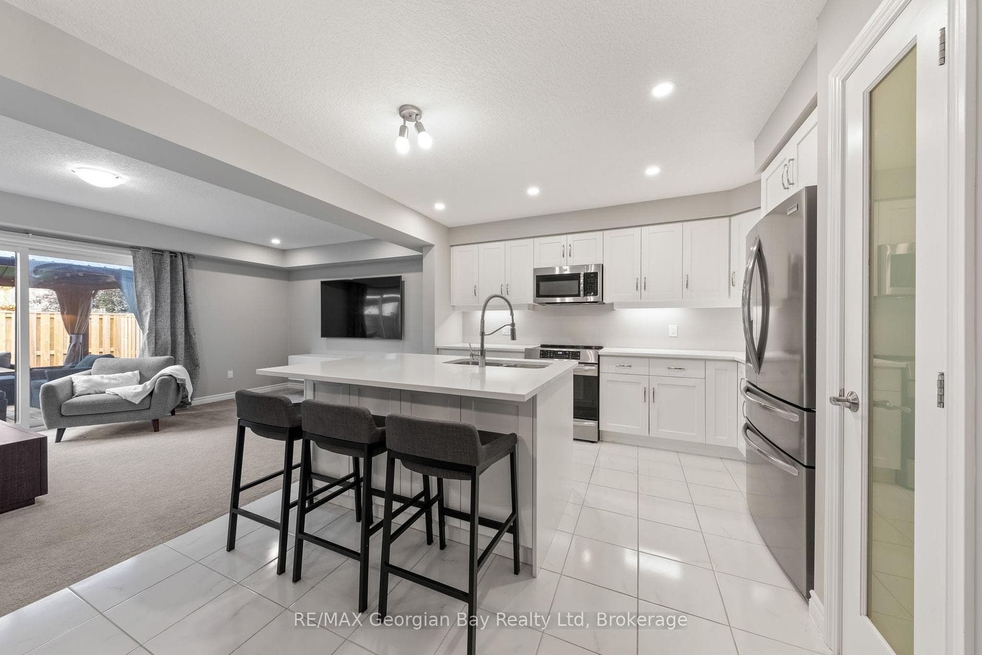 964 WRIGHT Drive photo 4