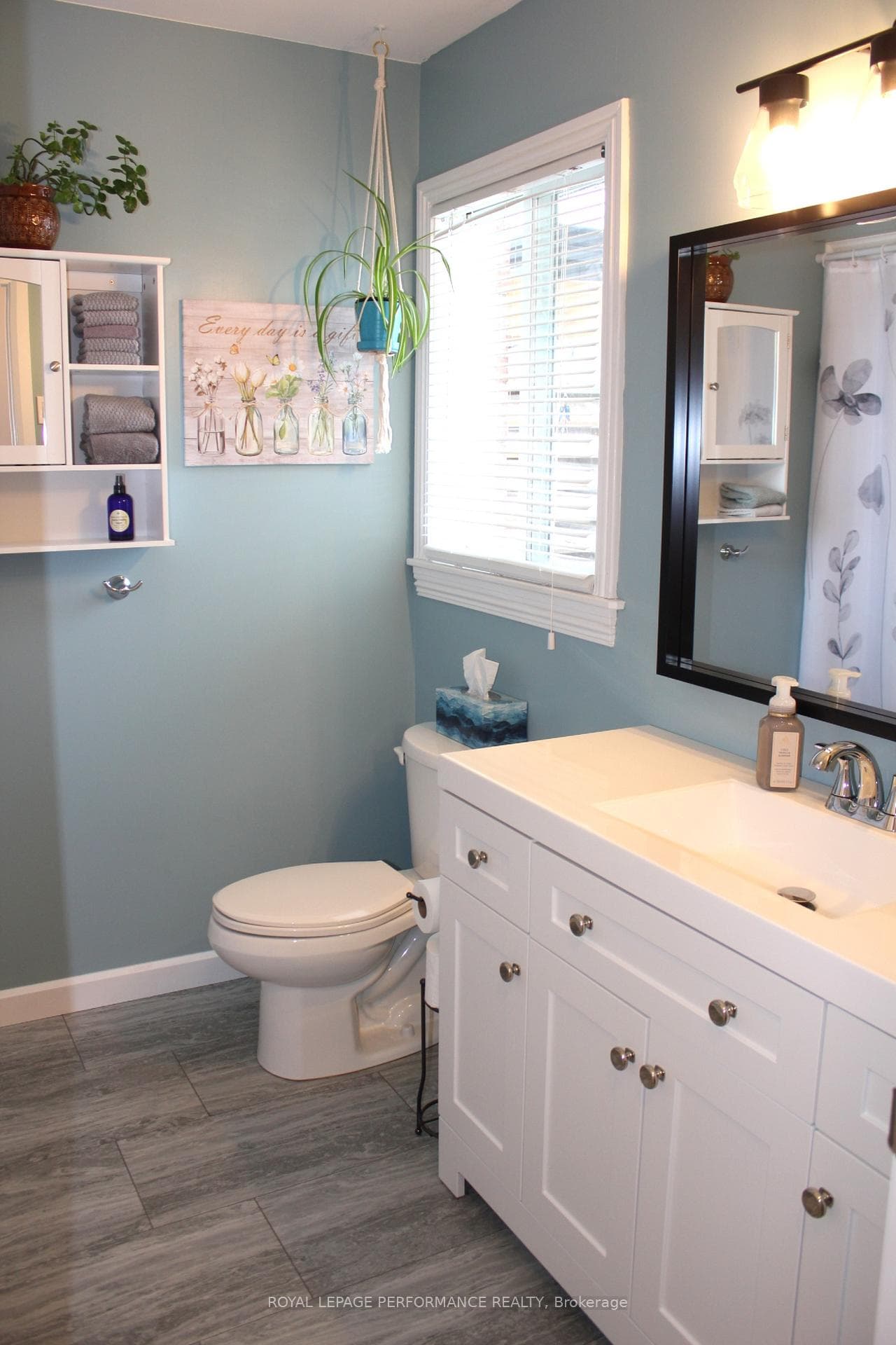 Upper Level 4 Pcs Bathroom