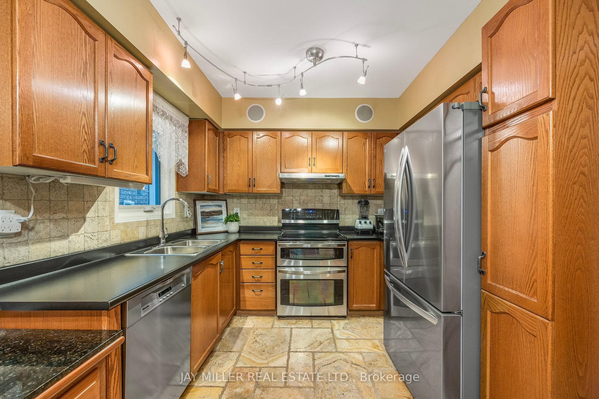 438 Carruthers Avenue photo 4