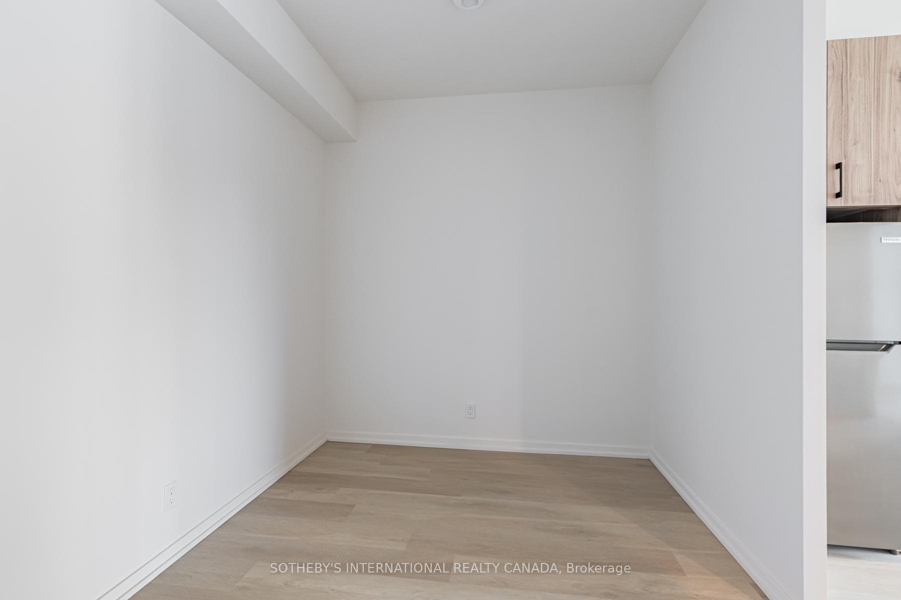 109 Erskine Avenue Unit 303 photo 14