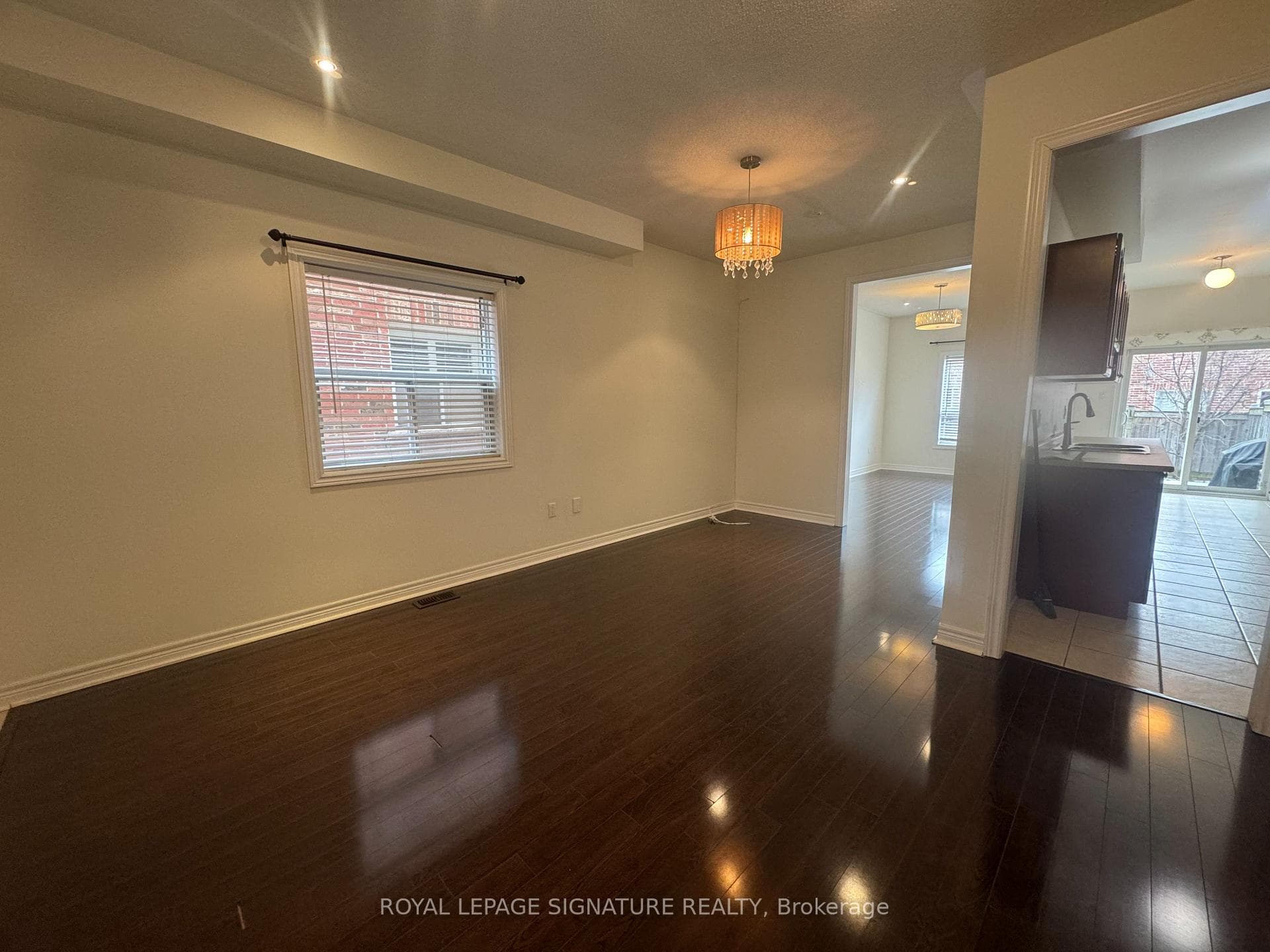 427 Comiskey Crescent photo 4