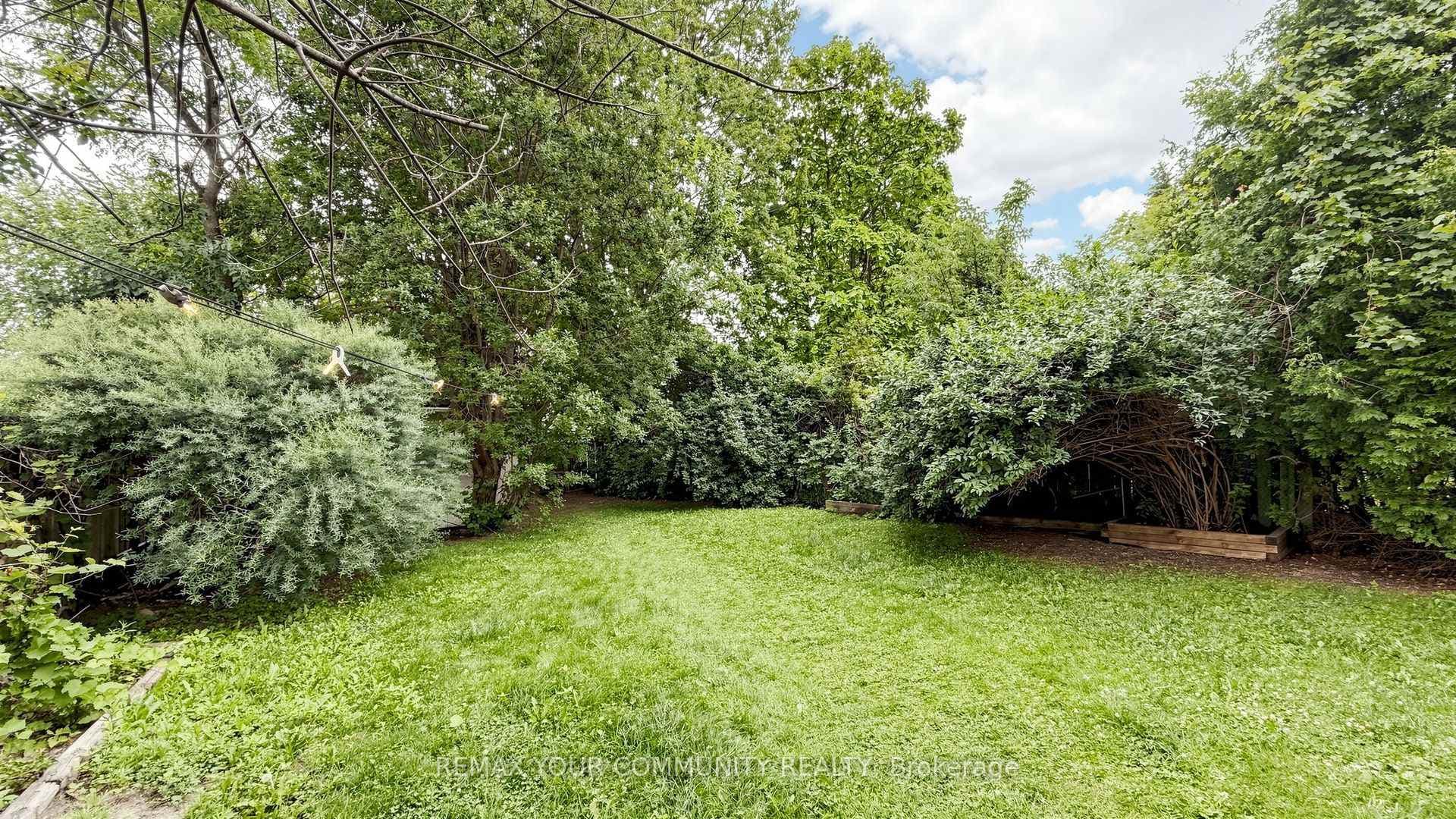 276 Currey Crescent photo 44