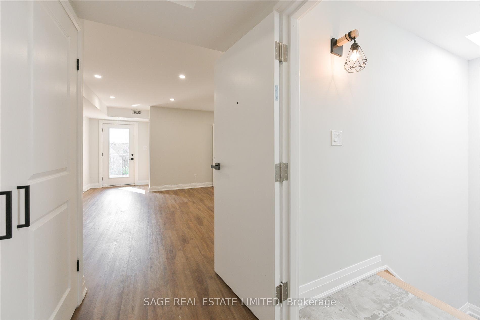 22 Lansdowne Avenue Unit D photo 4