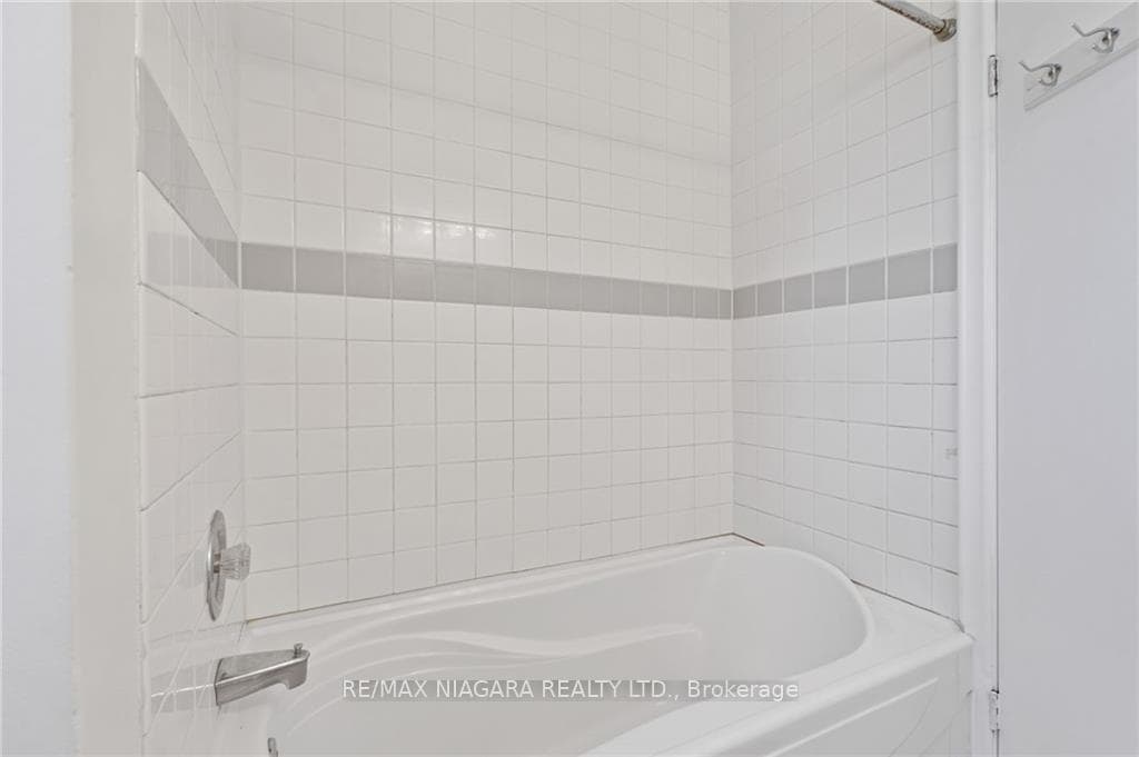 24 Franklin Boulevard photo 18