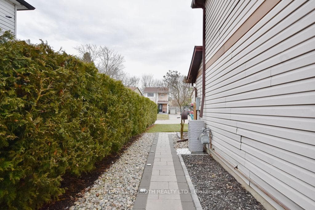 96 Mowat Crescent photo 26