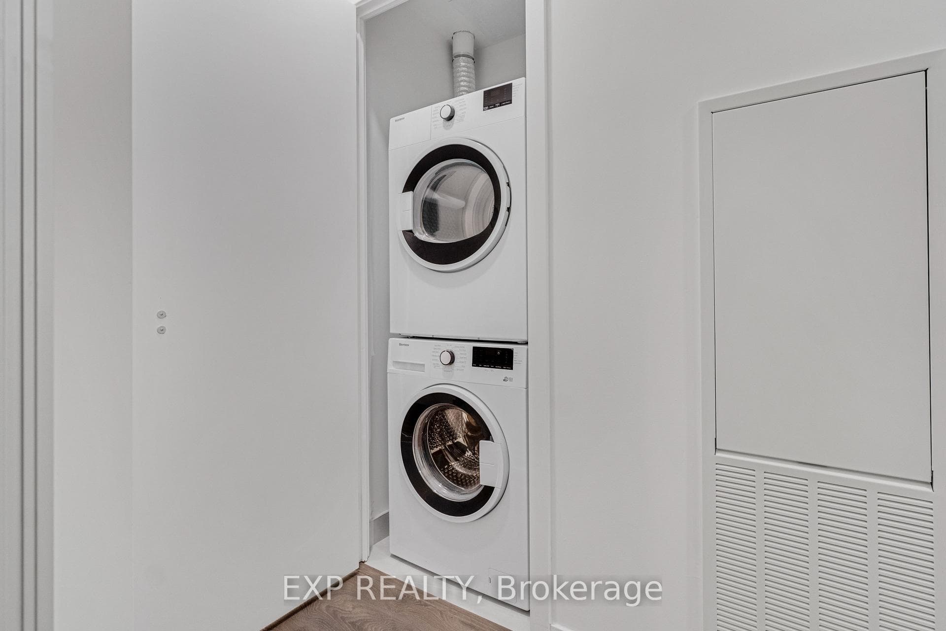 2020 BATHURST Street Unit 321 photo 21