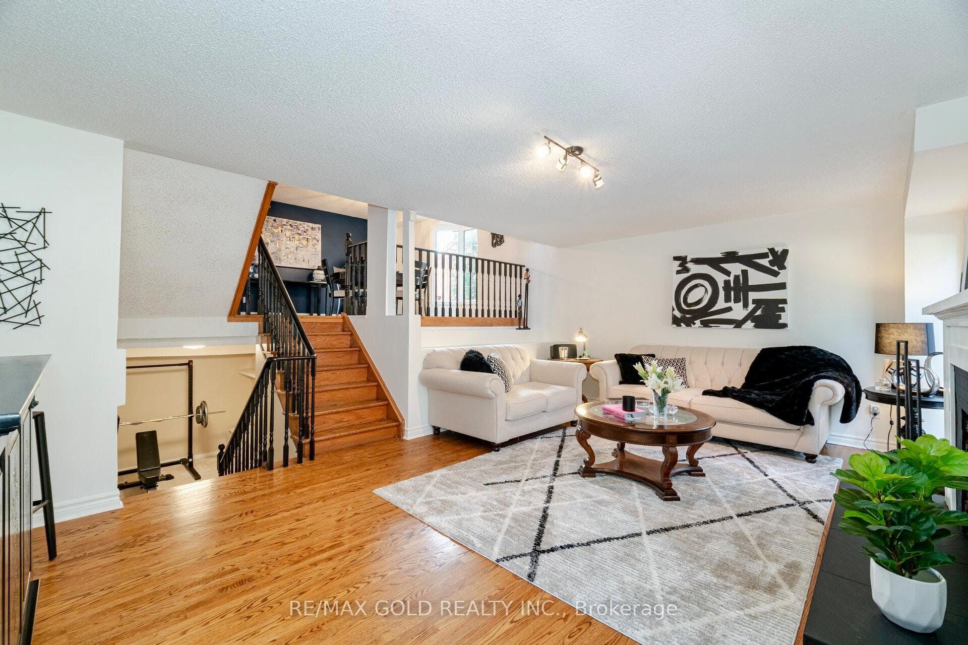 245 Romain Crescent photo 9