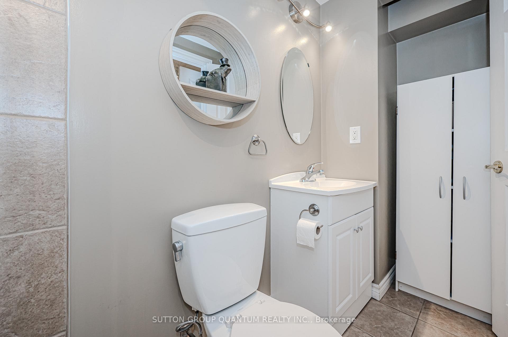214 Hampshire Way photo 27