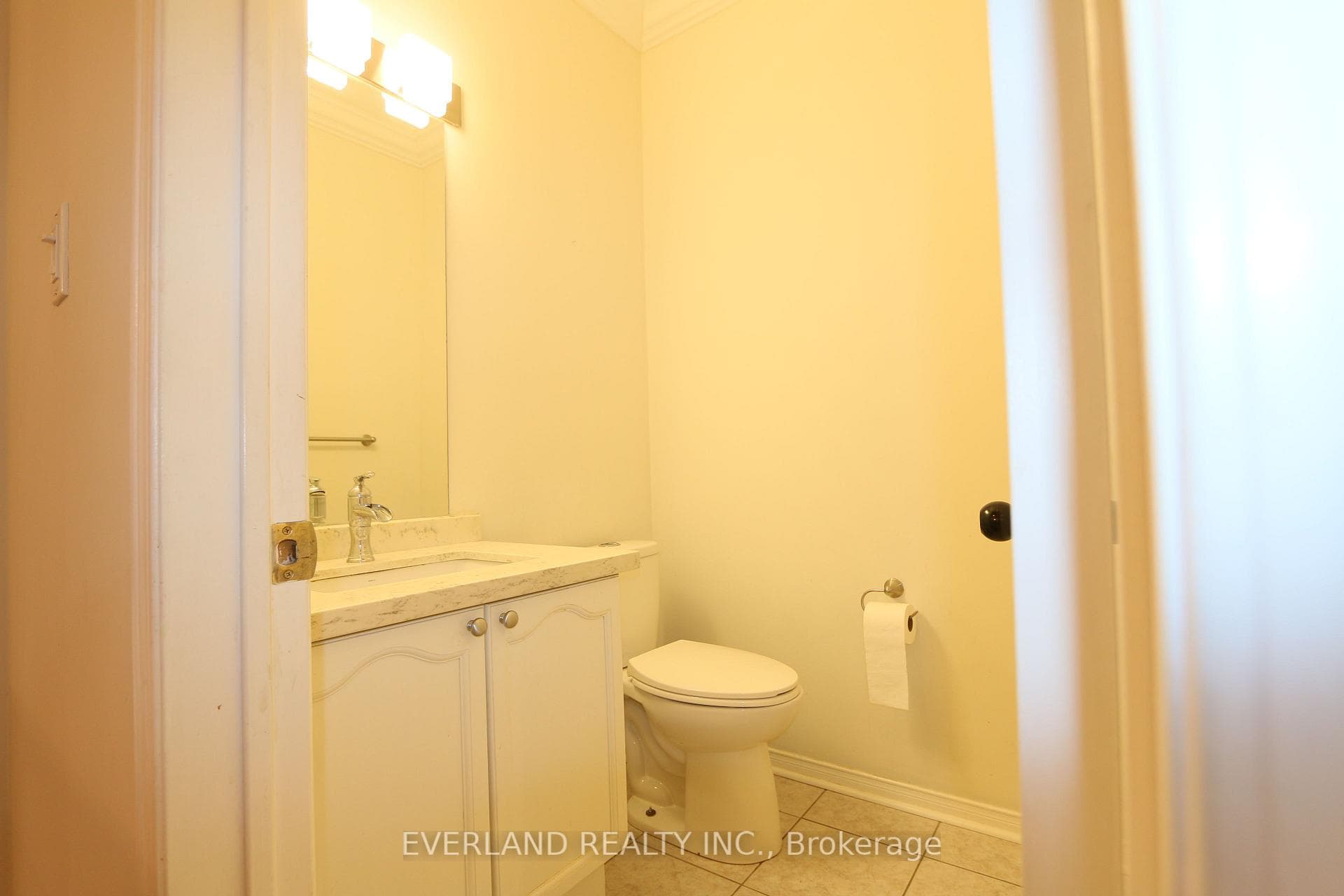 74 Colonial Crescent photo 24