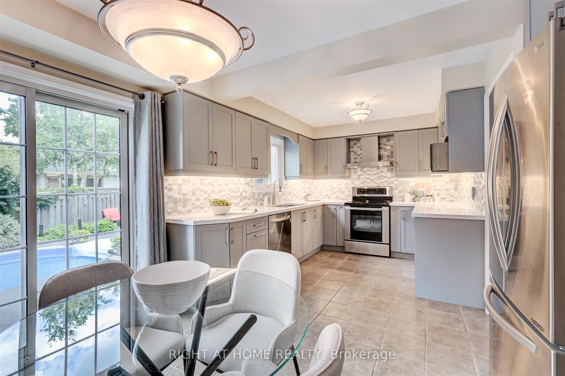 76 Royaledge Way photo 9