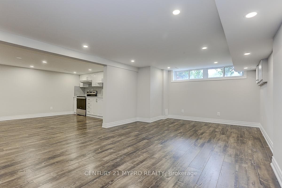 31 Knowles Crescent photo 25