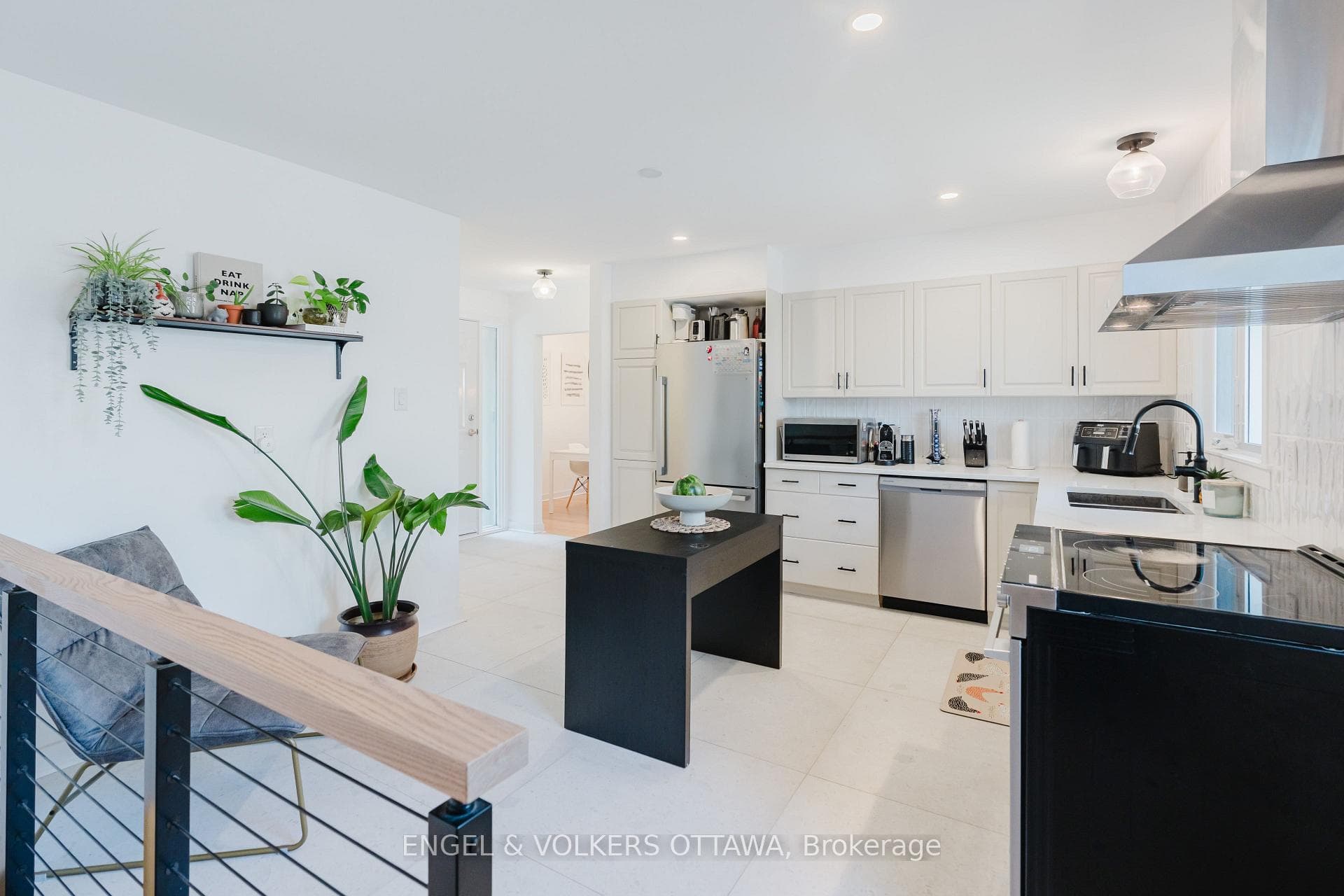 2995 Cowan Crescent photo 7