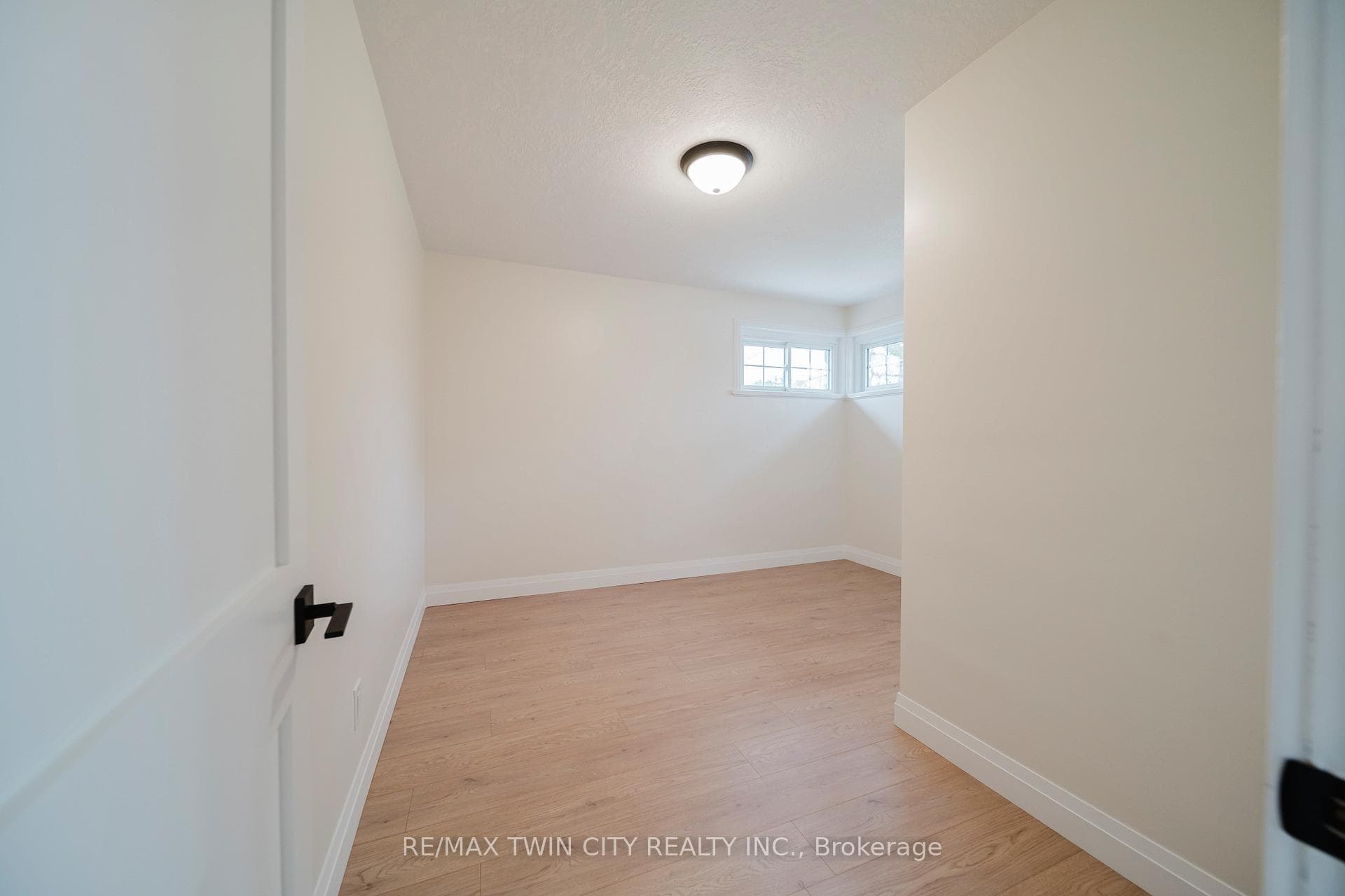 376 Peel Street photo 14